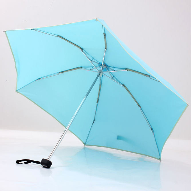 مظلة صغيرة زرقاء لحقيبة