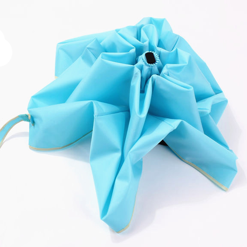 مظلة صغيرة زرقاء لحقيبة