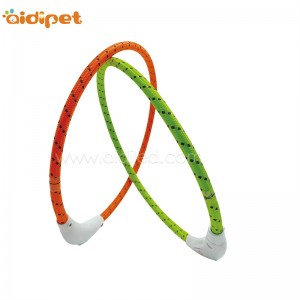 جديد مستلزمات الحيوانات الأليفة عيد الميلاد أدى طوق الكلب مع حرير عاكس للماء طوق الحيوانات الأليفة أدى تضيء استخدام هدية الكلب