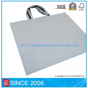 حقيبة من الورق الأبيض الفاخر للملابس ذات أسفل مقلوب