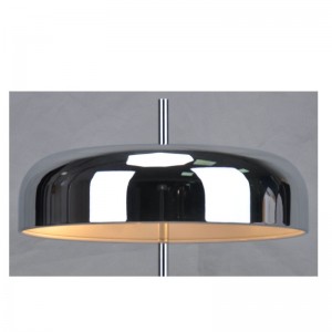 مصباح طاولة مع غطاء معدني وقاعدة مسطحة