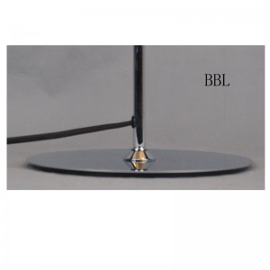 مصباح طاولة مع غطاء معدني وقاعدة مسطحة