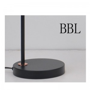 مصباح طاولة مع غطاء معدني وضبط وظيفة الظل