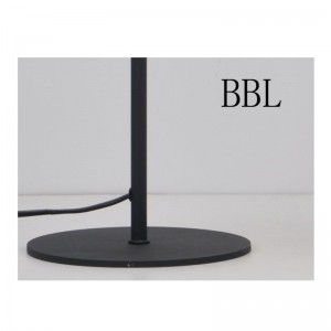 مصباح طاولة مع غطاء معدني وضبط وظيفة الظل ، قاعدة مسطحة