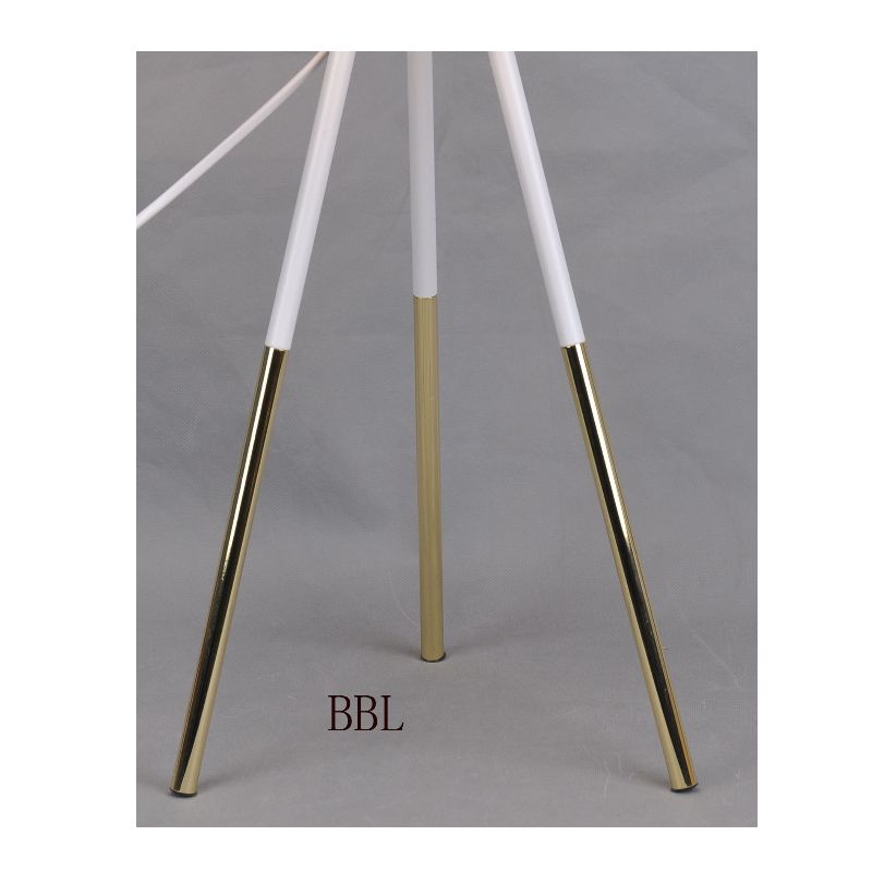 مصباح طاولة ثلاثي القوائم مع غطاء معدني