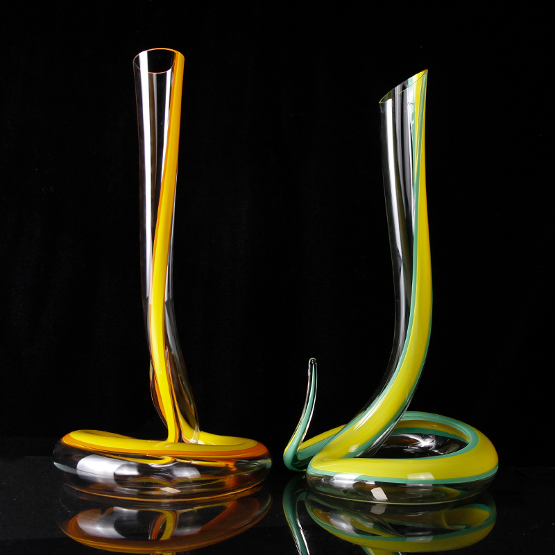 Sanzo Wholesale Handmade Glassware Manufacturer فريدة من نوعها زجاج واحد النبيذ الأحمر المصفق / الإبريق 1200ml / 40oz 900031