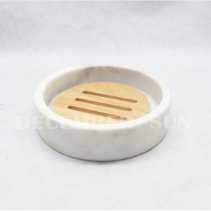 رخام أبيض مع طقم اكسسوارات الحمام من الخشب