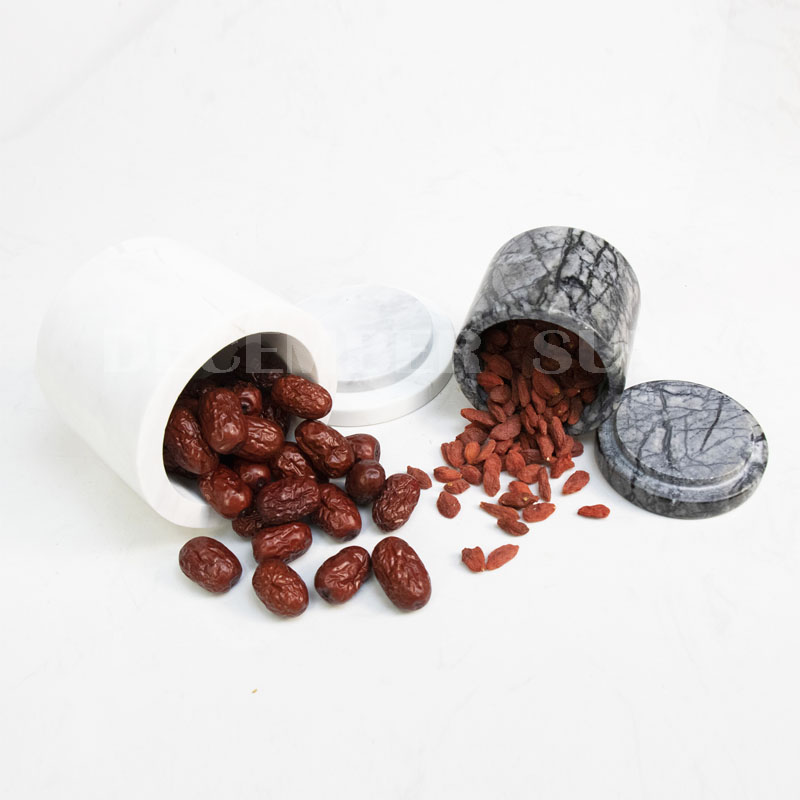 جرة من الرخام مع أدوات المطبخ غطاء غطاء