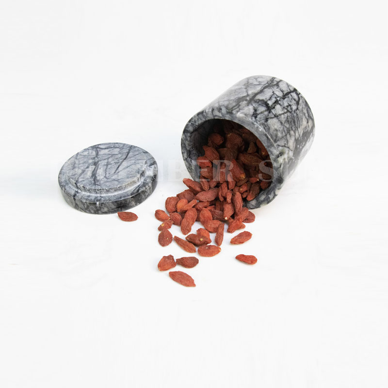 جرة من الرخام مع أدوات المطبخ غطاء غطاء