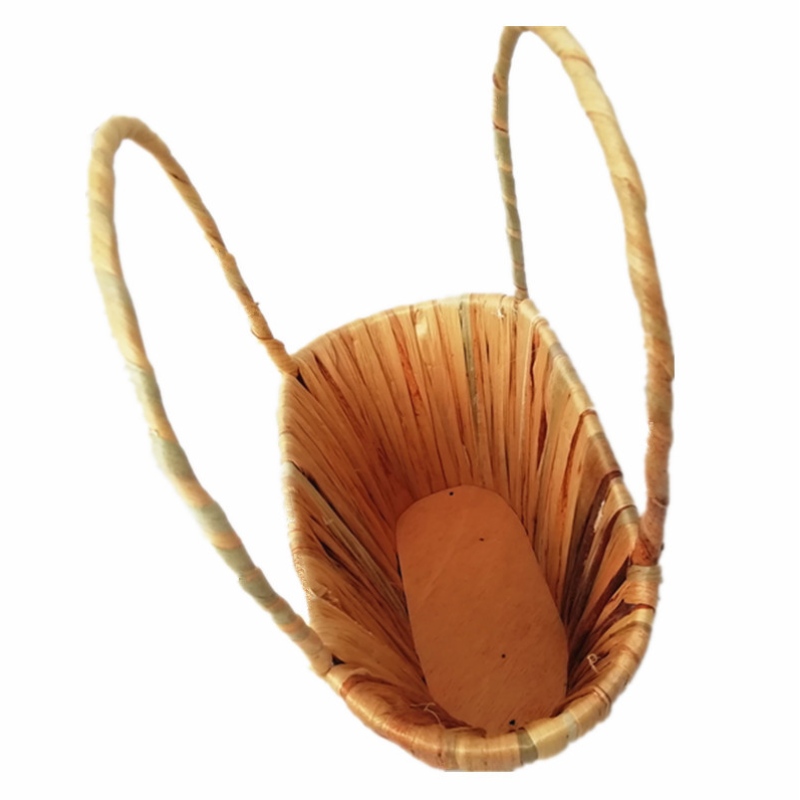 سلة من القش مع مقبض