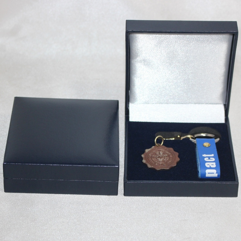 البند V-06 مربع فلنلت بلاستيكي مربع لعملة 50-60 مم ، شارة ، أزرار أكمام ، مشبك ربطة عنق ، ميدالية ، إلخ. مم. 88 * 91 * 33 ، أوزان حوالي 85 جم