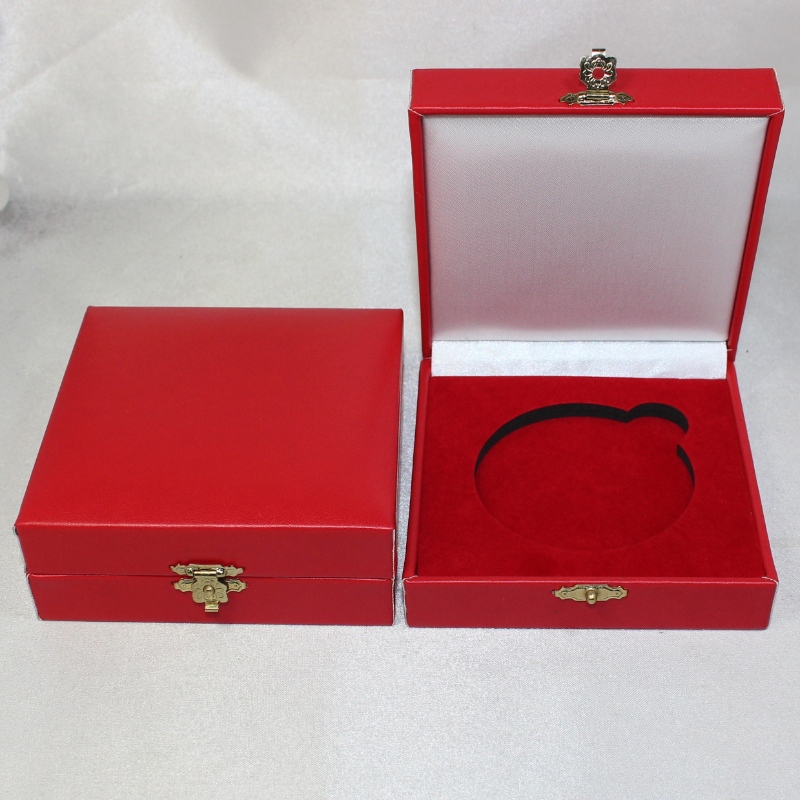 مربع من البلاستيك والجلود الاصطناعية ورقة مربع مع 60-80 ملليمتر عملة ميدالية الخلون الأشعة تحت الحمراء ، الوزن حوالي 110g