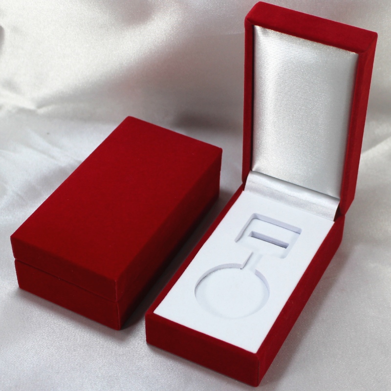 البند V-10 علبة ورق مستطيل جلدي بميدالية وشارة 40 * 80 مم ، إلخ. 60 * 111 * 38 ، أوزان حوالي 82 جرام