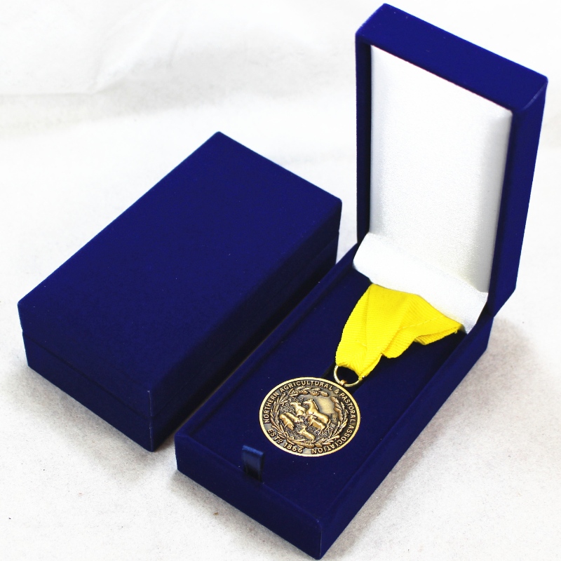 البند V-10 علبة ورق مستطيل جلدي بميدالية وشارة 40 * 80 مم ، إلخ. 60 * 111 * 38 ، أوزان حوالي 82 جرام