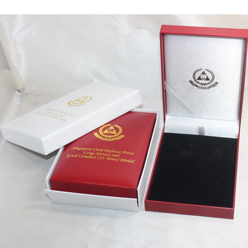 البند V-15S صندوق ورق جلدي مستطيل لميدالية 75 * 120 مم ، عملات معدنية وشارة ، إلخ. 97 * 143 * 34 ، أوزان حوالي 170 جم