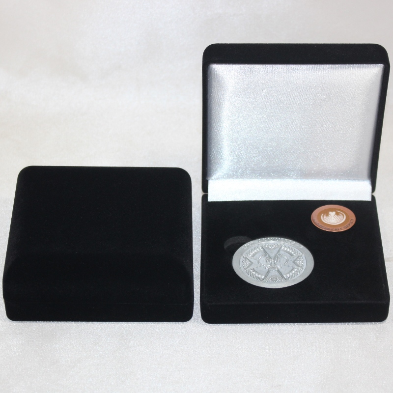 السلعة D-33L علبة مخملية مستديرة الشكل للعملات المعدنية والميداليات والشارات ، مم. 100 * 100 * 39 مم ، أوزان حوالي 96 جم