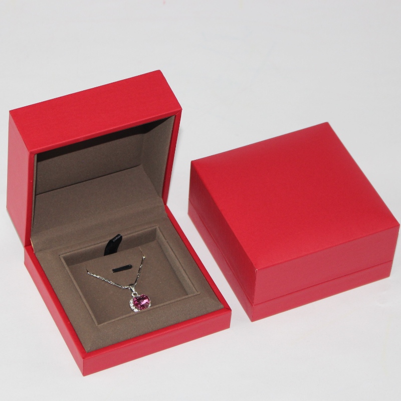 غرامة مجوهرات مربع التعبئة والتغليف المخصصة عالية الجودة والمجوهرات الحمراء قلادة مربع ، حجم