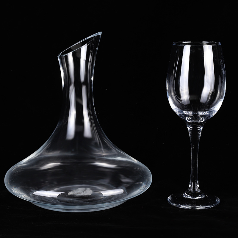يمكن تخصيص 2020 دورق نبيذ جديد من الزجاج الشفاف المصفق المائل البسيط بدون مقبض للبيع بالجملة