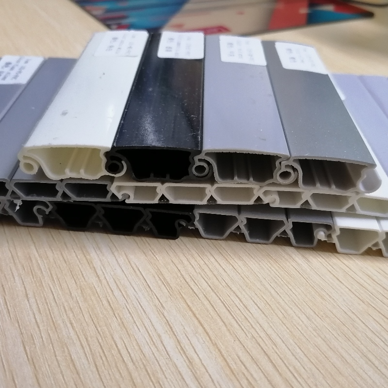 مصاريع الأسطوانة البلاستيكية المقاومة للحريق مصاريع الشرائح البلاستيكية المقذوفة شريحة الملف الشخصي البلاستيكية لباب الخزانة