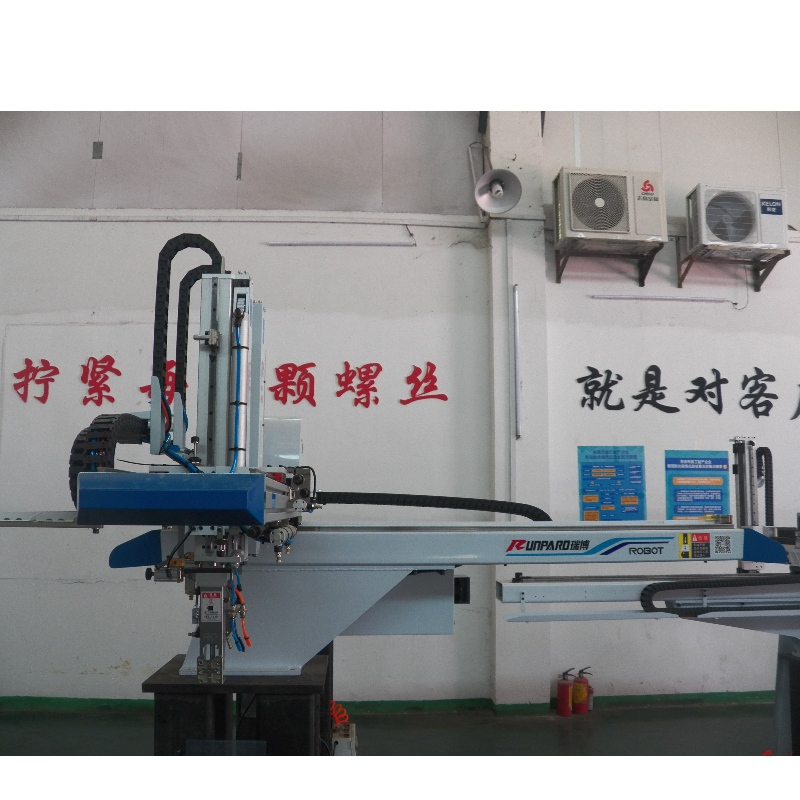 ذراع المناول الهوائي أو ذراع الروبوت الصناعي ومناور الروبوت لآلة التشكيل بالحقن من Guangdong China
