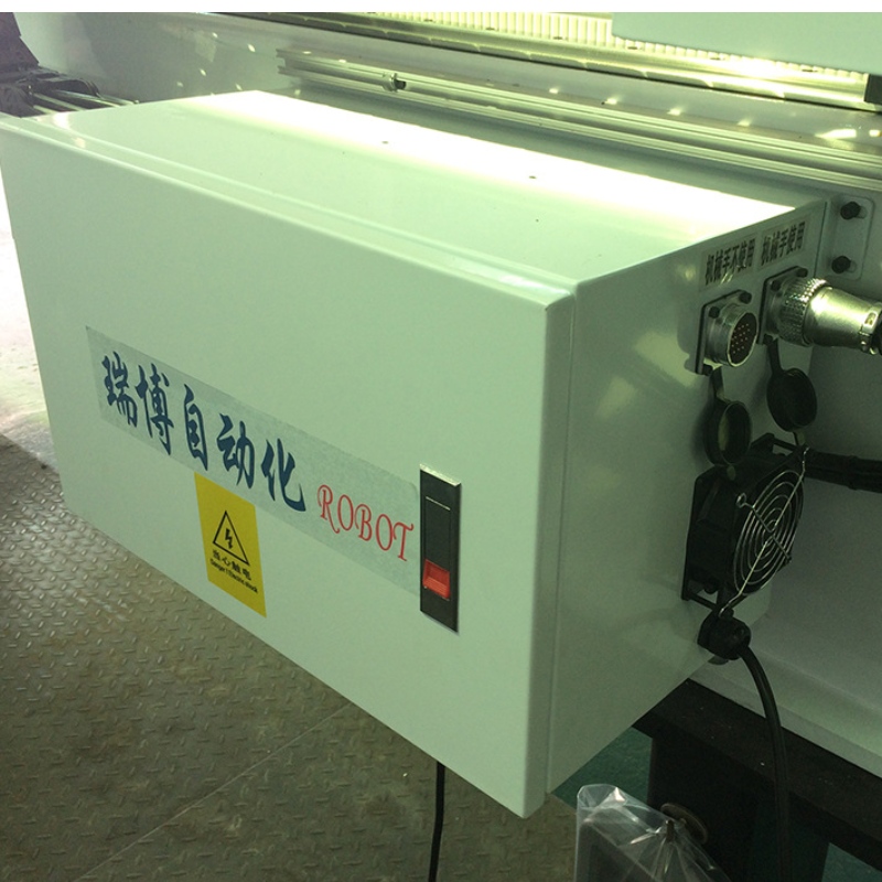 ذراع المناول الهوائي أو ذراع الروبوت الصناعي ومناور الروبوت لآلة التشكيل بالحقن من Guangdong China