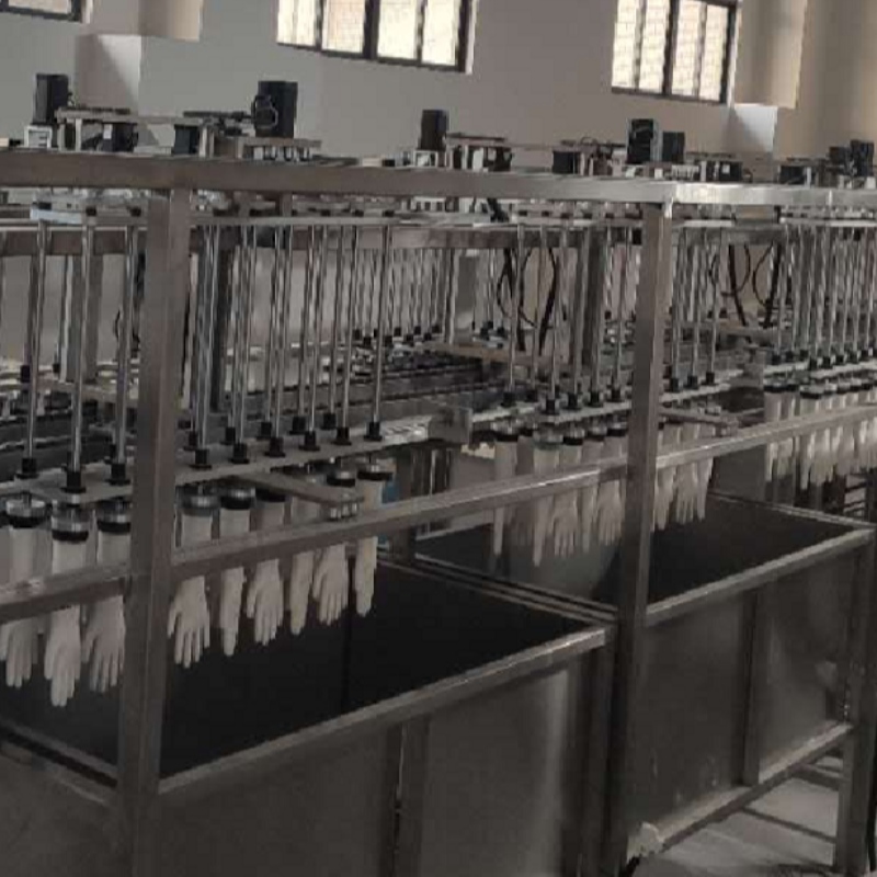 استخدام آلة لجعل عدد لا يحصى من القفازات