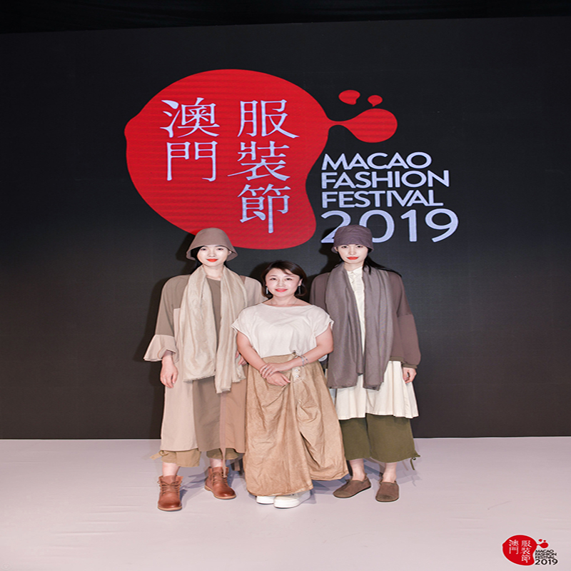 الرجعية وأنيقة، تحقق البلوزات، السراويل منقوشة، تنورة منقوشة، عناصر منقوشة ليست دهنية أبدا لارتداء.