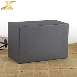 الجرار المعدنية السوداء للإنسان