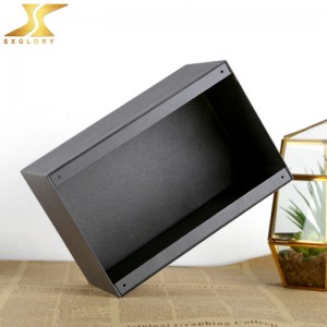 الجرار المعدنية السوداء للإنسان