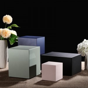 الجرار المعدنية السوداء للإنسان