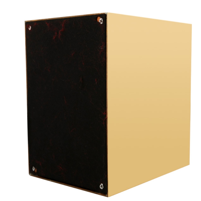 جرة نحاسية مصقولة