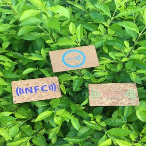 بطاقة غرفة خشبية