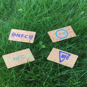 بطاقة غرفة خشبية