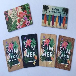 بطاقة غرفة خشبية