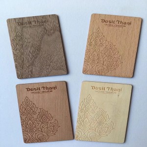 بطاقة غرفة خشبية