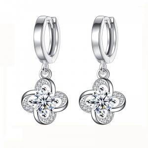 أقراط البرسيم أربع أوراق