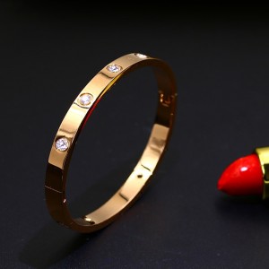 سوار من الجلد البارد الطازج