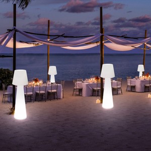 مهرجان البولي إيثيلين البولي إيثيلين في الهواء الطلق مصباح أرضي يقف لحفل حديقة العشب والزخارف في الهواء الطلق مصباح أرضي LED