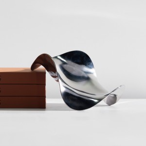 صينية فضية متموجة