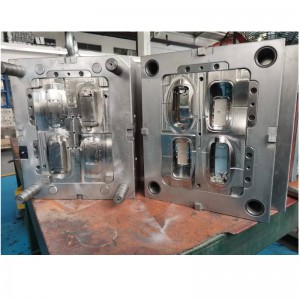 ثلاث مجموعات من قوالب الحقن