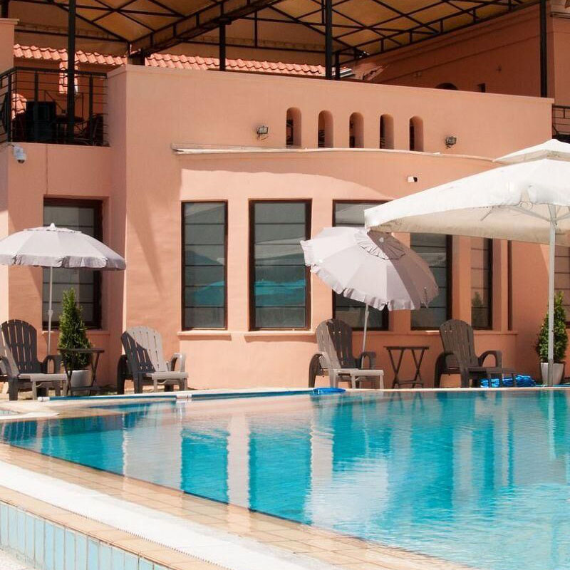 خمسة أشياء للنظر عند إضافة حمام سباحة في الفناء الخلفي