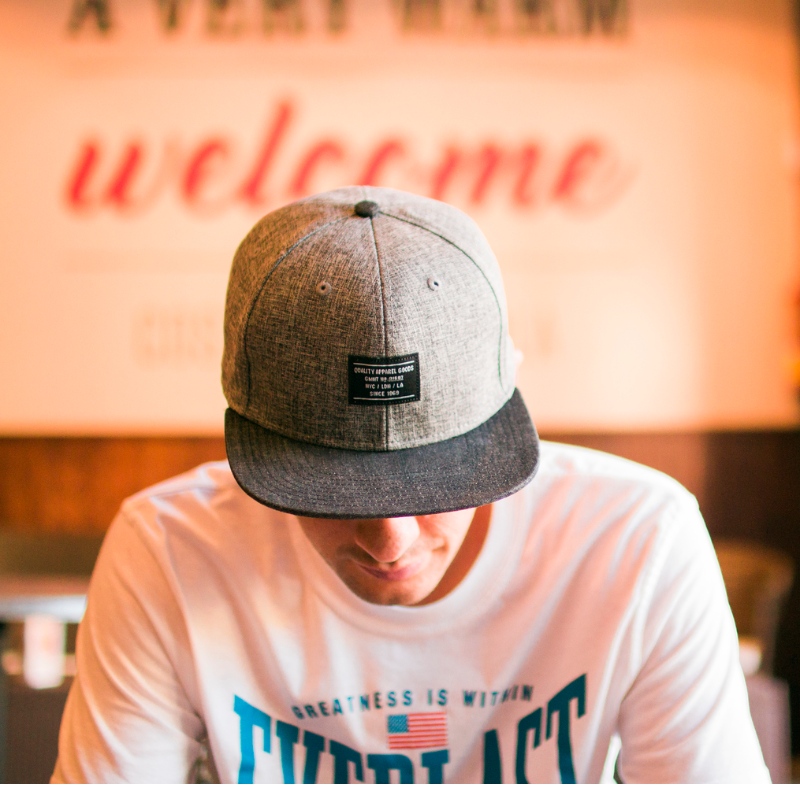 ما هو الفرق بين snapbacks وقبعات السائقة?