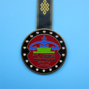 تمنح ميدالية الميدالية الملونة بالميدالية الذهبية قلادة