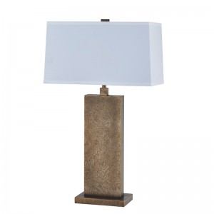 مصباح طاولة حديدي عتيق ديكور عند مدخل المساحة العامة