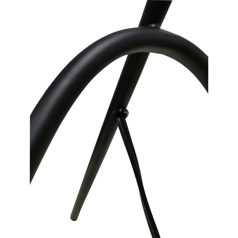 مصباح مكتب ثلاثة أرجل مع الانتهاء من الأسود ومحول على/off Rocker في طابور في غرفة الضيوف