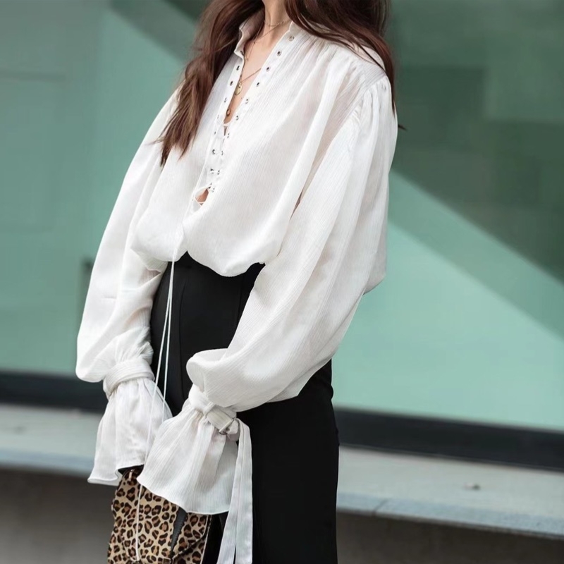 قميص أبيض طويل الأكمام 2023 جديد الأكمام رقيقة مزاج رفيع V- رقص تصميم قميص مرتبط بلوزة