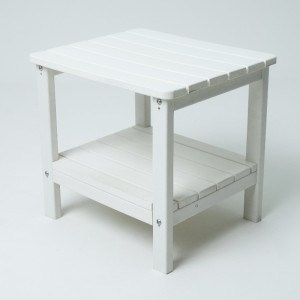 طاولة جانبية في الهواء الطلق مع اللون الأبيض