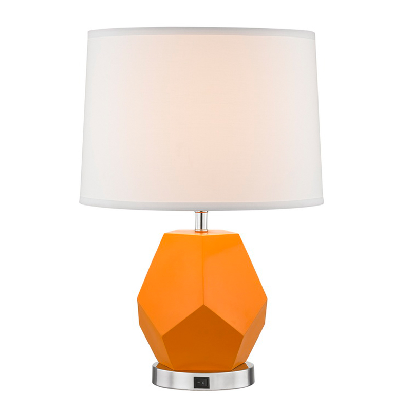 Hampton Inn Hotel Table Lamp مع جسم راتنج و A ON/off Rocker Switch في غرفة ضيوف الفندق