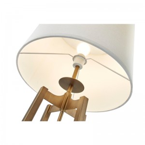 Hyatt Hotel Sofa بجانب مصباح الأرضية مع الانتهاء من الذهب العتيقة في غرفة الضيوف