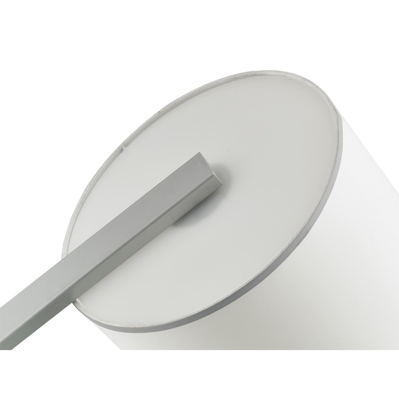 أريكة فندق Hiltom بجانب مصباح الأرضية مع اللمسة الفضية في غرفة الضيوف